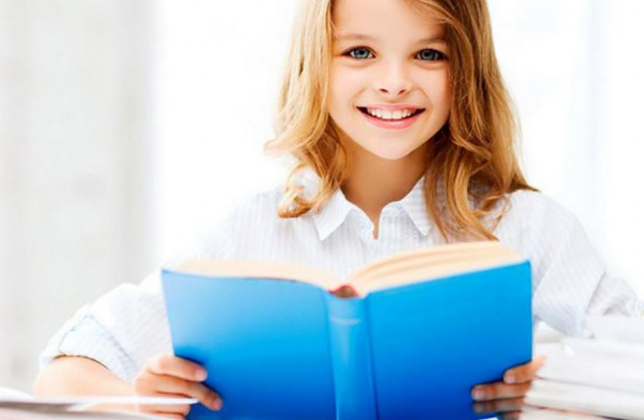 Дети за чтением книг